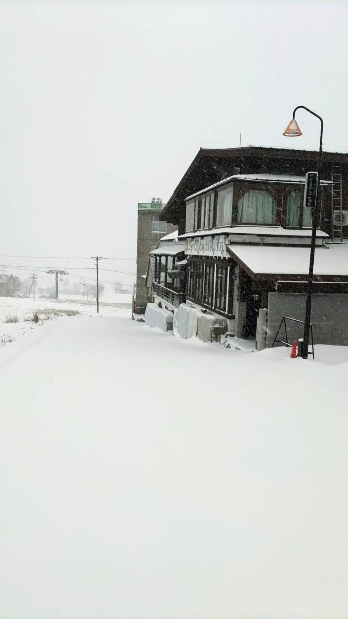 ピットーレ岩原本店　12/24 雪降っています。