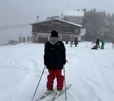 アルピナ湯沢高原　元旦の朝いちばんスキーとグルメ